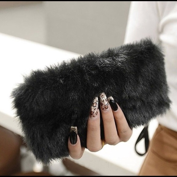 @lruiz1 Handbags - Host Pick 3/18🎉Faux Fur Adorable Clutch/Wristlet